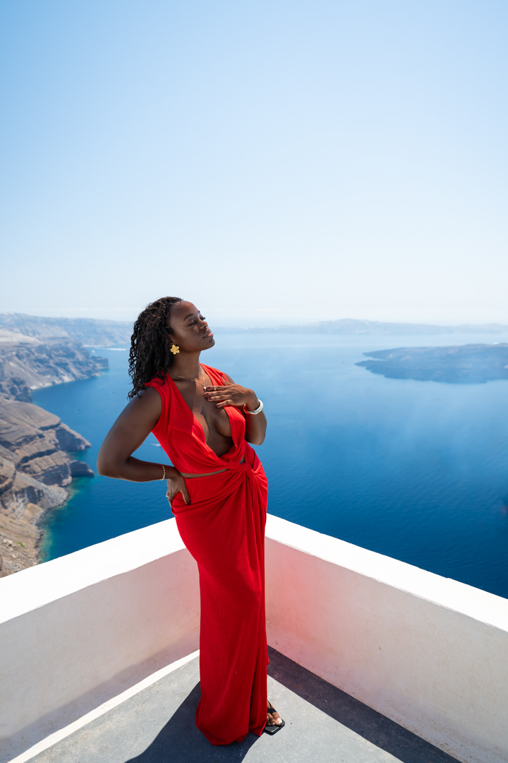 Solo photoshoot with a Santorini sea view