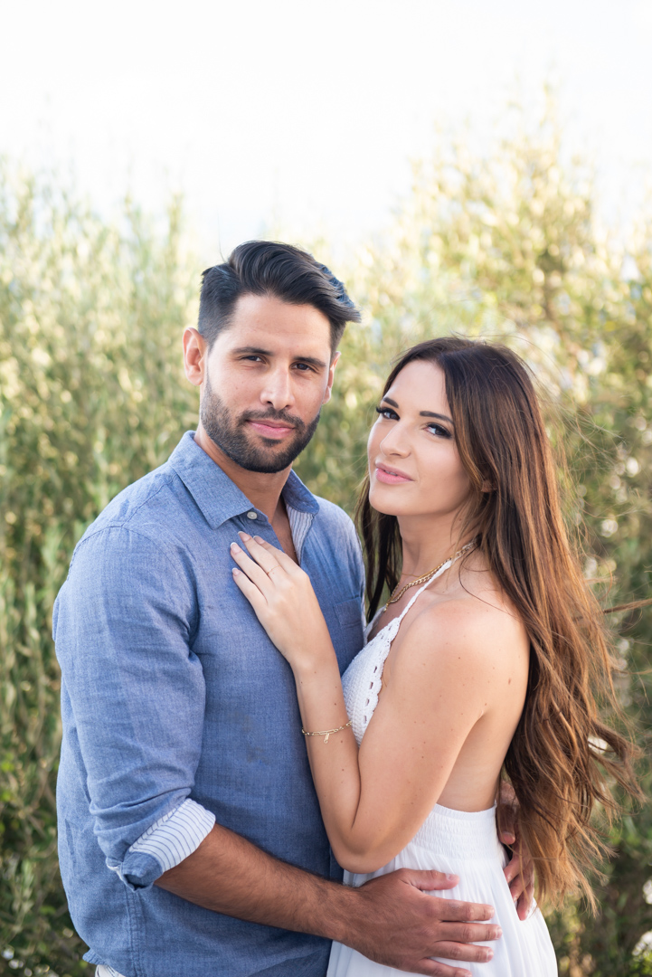 Relaxed couple photoshoot in Santorini