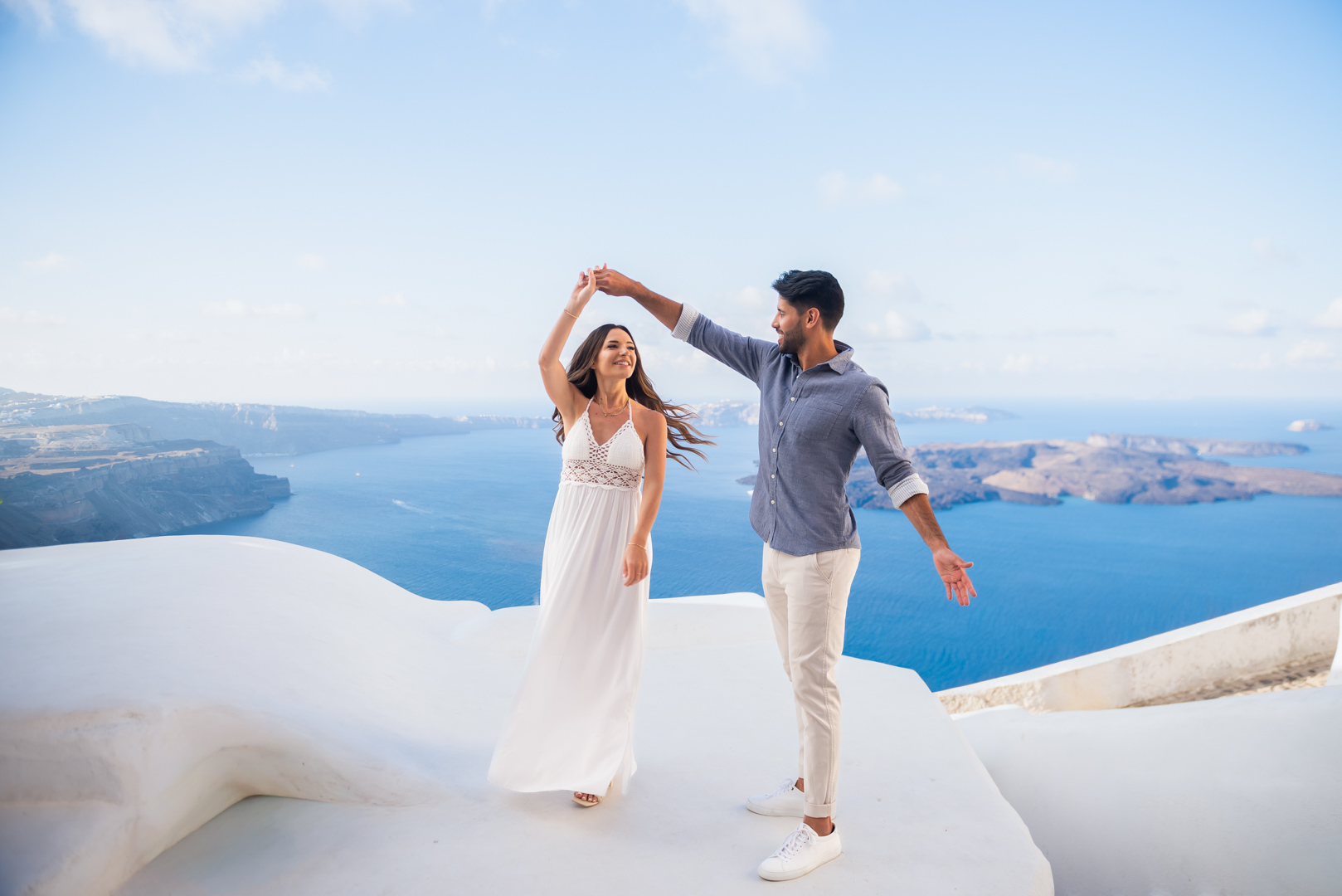 Photoshoot on the white rooftops of Imerovigli
