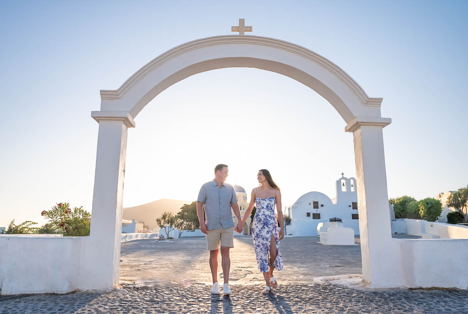 Couple photoshoot in Oia during sunset