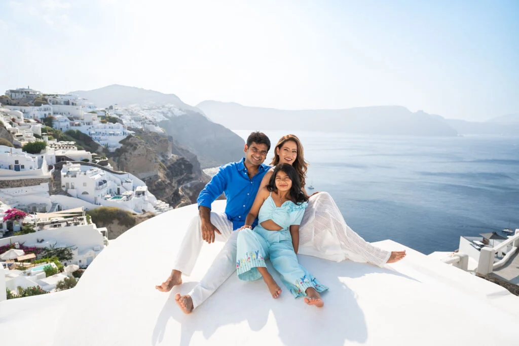 Family photoshoot overlooking Santorini’s caldera